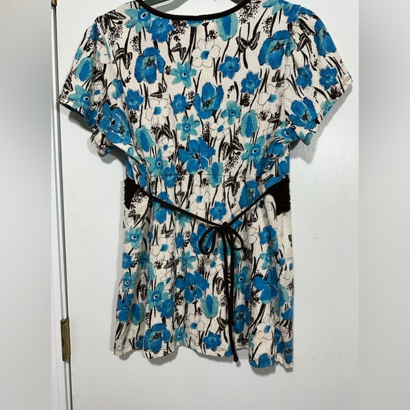 Woman’s shirt - Picture 3 of 3